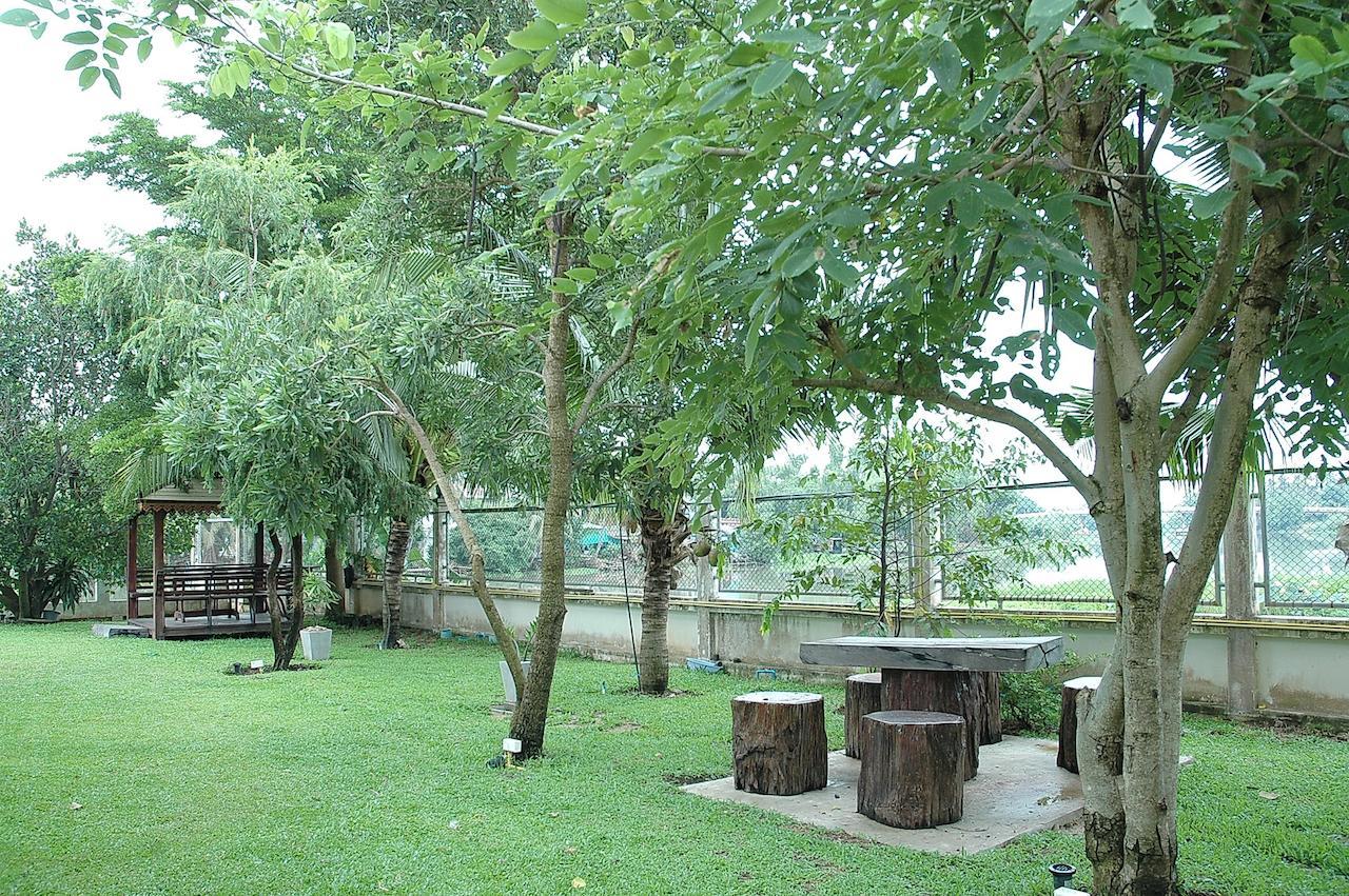Thararin Villa Ban Doem Bang Exterior photo
